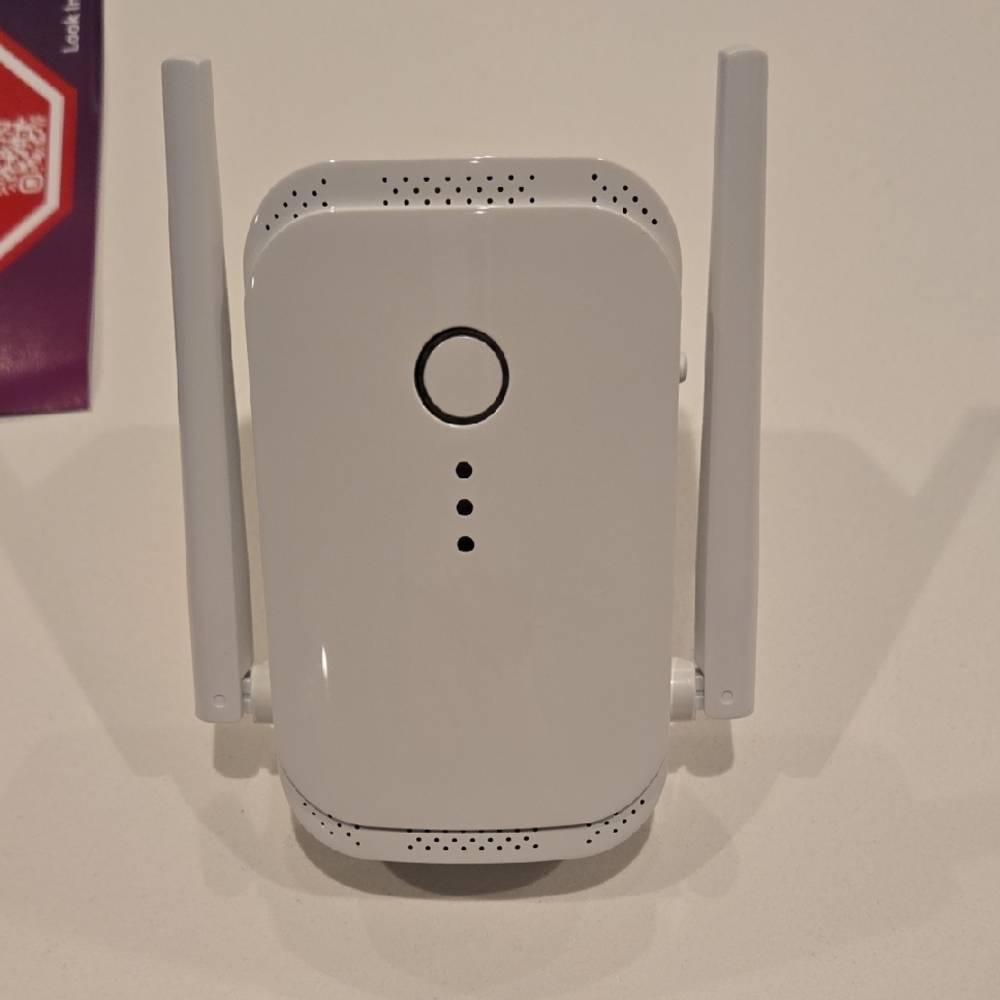 White Wi-Fi Range Extender - Picture 3 of 7